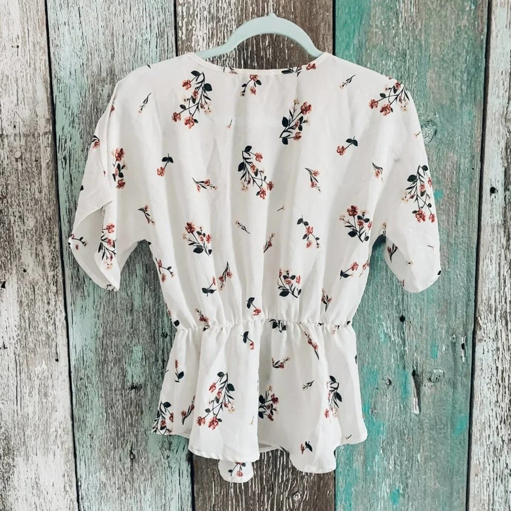 Sienna Sky Floral Button Peplum Blouse White Small - Picture 5 of 5
